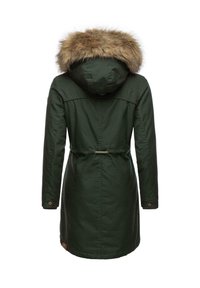 Ilgas žalias parka paltas su kailiniais kapisonais, raišteliu liemens srityje ir sagančiais rankogaliais. Palaikomas sklandaus tekstūros ir minimalistinio dizaino.
