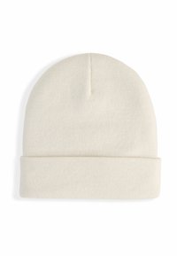 Jasnokremowa dziana czapka beanie z podwijanym brzegiem, o miękkiej fakturze i bezszwowym wzorze. Kompaktowy kształt odpowiedni do codziennego noszenia.