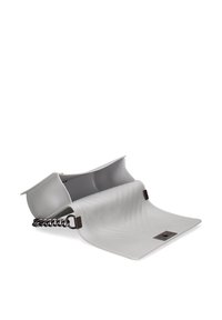 Grijze plastic handtas met een gevouwen ontwerp, gestructureerd oppervlak en een metalen kettingriem. Voorzien van metalen accenten voor sluiting.