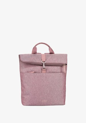 Sac à dos en tissu synthétique rose avec un rabat, des zips, des bretelles réglables, une poche avant et un détail de logo en bas.