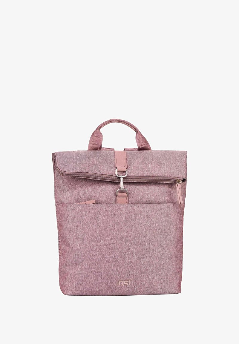 Sac à dos en tissu synthétique rose avec un rabat, des zips, des bretelles réglables, une poche avant et un détail de logo en bas.