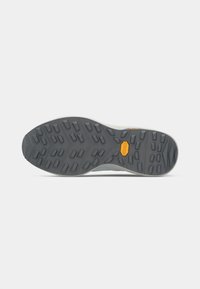 Hallide pruun kummitald, millel on tekstuurne pind ja silmapaistev tallamuster, samuti elav oranž Vibram logo keskel.