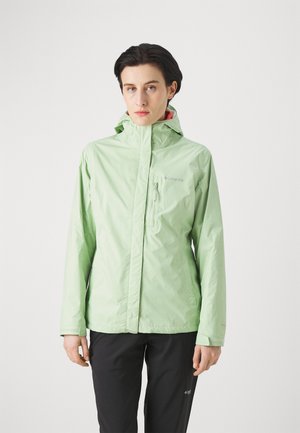 Giacca impermeabile verde chiaro con cappuccio aderente, zip frontale e una tasca sul petto. Texture liscia con una finitura leggermente lucida.