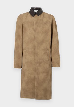 Abrigo largo beige con un acabado texturizado, que presenta un collar oscuro y bolsillos laterales, diseñado con un corte recto y un detalle mínimo.