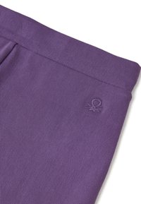 Tessuto viola a coste con finitura strutturata e ricamo di logo discreto. Presenta una fascia larga e piatta in vita e bordi lisci.