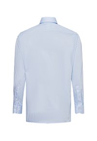 Camicia a righe blu chiaro, in cotone, maniche lunghe, polsini abbottonati, colletto classico, con una texture sottile e righe verticali ben distanziate.