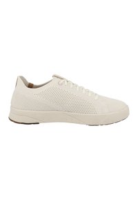 Sneaker bianca in rete con profilo basso, punta rotonda e lacci tono su tono. Sopra testurizzata e suola in gomma con un sottile dettaglio maculato.