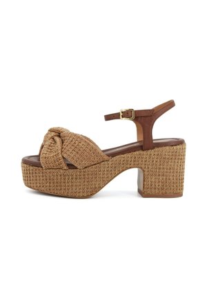 Sandalo con zeppa marrone intrecciato con cinturino anteriore annodato e cinturino regolabile alla caviglia con fibbia dorata su tacco largo.