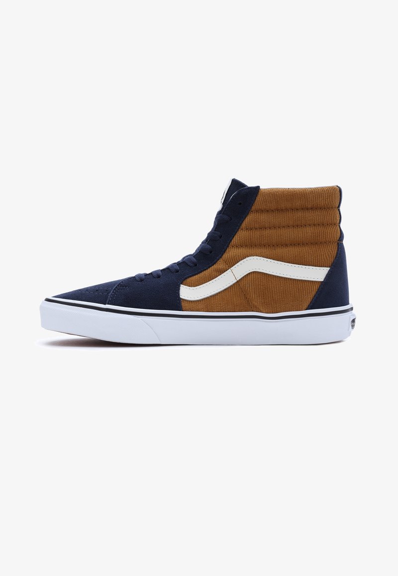 Baskets montantes avec des panneaux en velours côtelé bleu marine et marron, une bande latérale blanche, des lacets bleu marine, et une semelle en caoutchouc blanche avec un bord noir.