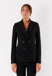 Blazer nero doppiopetto con colletto a scialle, due tasche frontali e dettagli in bottone, realizzato in tessuto liscio.
