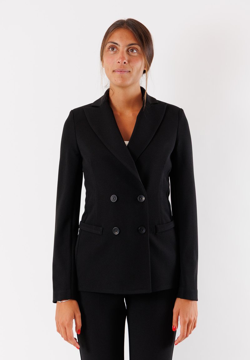Blazer nero doppiopetto con colletto a scialle, due tasche frontali e dettagli in bottone, realizzato in tessuto liscio.