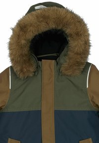 Parka su rudona dirbtine kailio apykakle, su žaliais, rudais ir tamsiai mėlynais spalvų blokais bei atspindinčiomis detalėmis pečių srityje.