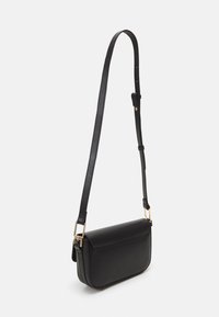 Borsa a tracolla nera in pelle con forma rettangolare, texture liscia, tracolla regolabile e dettagli in hardware dorato.