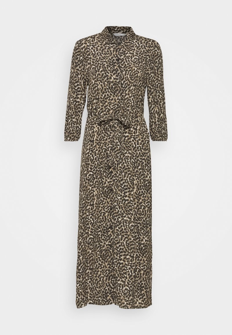 Robe chemise à manches longues avec col et ceinture à nouer, présentant un motif abstrait animalier en noir, blanc et beige.