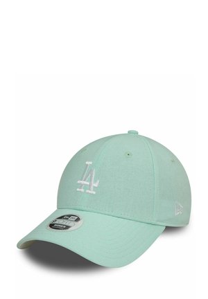 Gorra de béisbol color verde menta hecha de una mezcla de algodón con visera curva, que presenta un logo bordado en blanco de "LA" en la parte frontal.