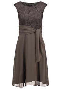 Robe marron sans manches jusqu'au genou avec corsage en dentelle, encolure ronde et large ceinture nouée à la taille.