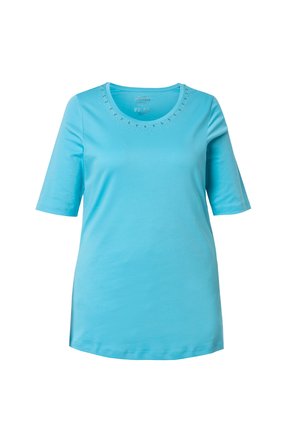 Jasnoniebieska damska koszulka z krótkim rękawem, okrągłym dekoltem i drobnymi ozdobami z kamieni strass wokół dekoltu.