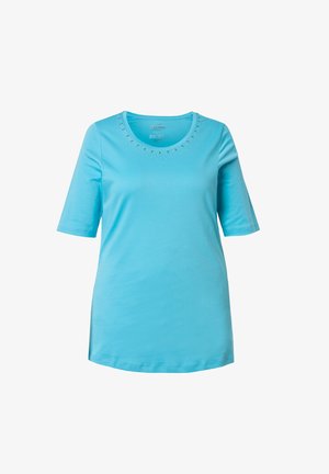 Jasnoniebieska damska koszulka z krótkim rękawem, okrągłym dekoltem i drobnymi ozdobami z kamieni strass wokół dekoltu.