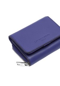 Fioletowy skórzany portfel o ziarnistej strukturze, wyposażony w zamknięcie na suwak, gładkie wykończenie oraz tłoczone logo z przodu.