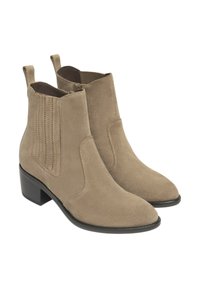 Beige suède enkellaarzen met een lage blokhak, elastische zijkanten en stikseldetails, met een ronde teen en een platte zool.