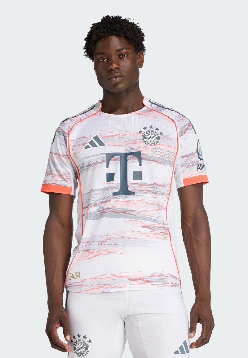 Koszulka Adidas FC Bayern Munich ma białą bazę z falistym różowym i szarym wzorem, krótkie rękawy oraz okrągły dekolt.
