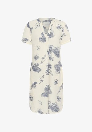 Vestido de manga corta en tejido color crema con un patrón floral azul. Presenta un escote en V y una longitud modesta con aberturas laterales para facilitar el movimiento.