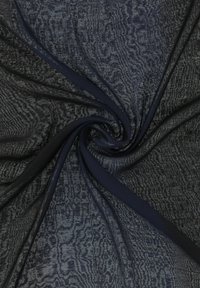 Przezroczysta granatowa tkanina szyfonowa o fakturowanym wzorze fal, lekka, płynąca i gładka w dotyku, idealna do warstwowania lub drapowania.