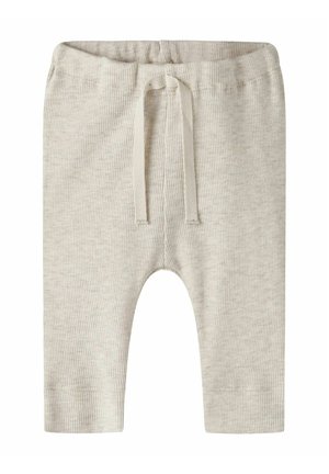 Pantalones de bebé acanalados de color beige claro con cintura elástica y cordón atado en la parte delantera, hechos de tela suave.