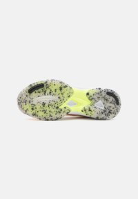Puma VANTAGE NITRO - Scarpe da pallamano - alpine snow/fast yellow