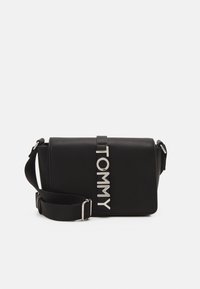 Tommy Jeans CITY BOLD FLAP CROSSOVER - Taška s příčným popruhem - black