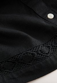 REGULAR FIT - SLEEVELESS - Užsagstoma palaidinė - black