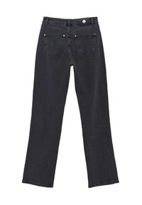 Jeans de denim negro con un diseño de pierna recta. Las características incluyen un estilo de cinco bolsillos, herrajes de metal y un cierre de botón en la cintura.
