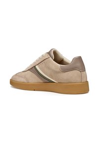 Sneaker in suede beige con accenti taupe, strisce bianche e verdi, punta rotonda e suola in gomma. Chiusura con lacci e dettagli perforati.