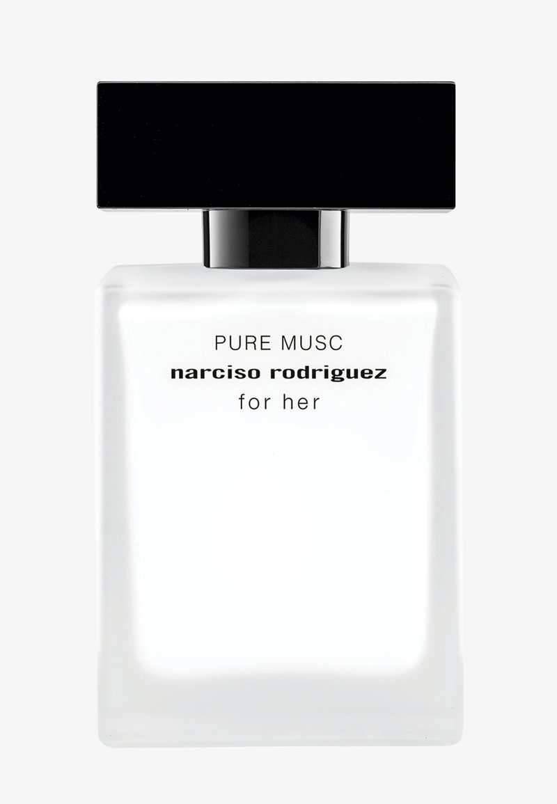 Botella rectangular de vidrio transparente con una tapa cuadrada negra. La etiqueta blanca dice "PURE MUSC narciso rodriguez for her" en texto negro en negrita.