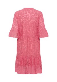 Rochie din dantelă de culoare roz aprins, cu mâneci evazate, tiv în straturi și model floral. Materialul transparent creează o textură delicată.