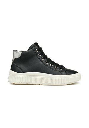 Baskets montantes noires avec une tige en cuir lisse, accent argenté au niveau du talon, et une semelle en caoutchouc blanc avec des rainures texturées.