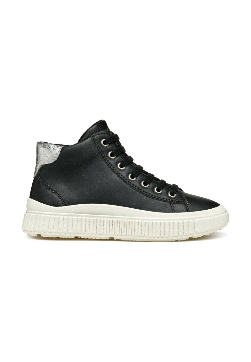Sneaker alta nera con tomaia in pelle liscia, accento argento sul tallone e suola in gomma bianca con scanalature testurizzate.