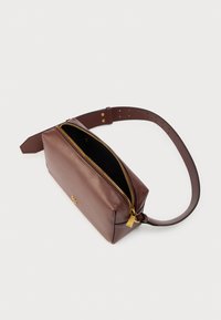 Καφέ δερμάτινο τσαντάκι χιαστί με ορθογώνιο σχήμα, χρυστό φερμουάρ και ρυθμιζόμενο ιμάντα. Το εσωτερικό διαθέτει μαύρη επένδυση.