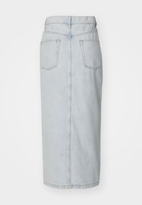 Lyseblå denim midi-skjørt med en rett silhuett, baklommer og subtile sømdetaljer. Glatt tekstur med et klassisk design.