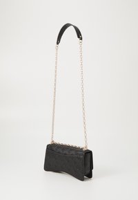 Borsa a mano in pelle nera con motivo impresso, catena dorata e tracolla in pelle, forma rettangolare, parte anteriore curva e superficie liscia.