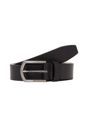 Ceinture en cuir noir avec un design plat, dotée d'une boucle en métal argenté et d'un logo en relief. Texture lisse sans motifs visibles.