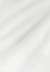 Tessuto bianco con una texture liscia e una leggera lucentezza, con morbide pieghe e motivi minimi visibili, creando un aspetto pulito e neutro.