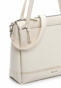 Biała torebka z fakturowanej skóry z zamkiem błyskawicznym na górze, dwoma uchwytami oraz subtelnymi detalami przeszyć. Posiada odpinany pasek na ramię.