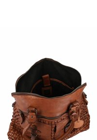 Borsa in pelle marrone con texture intrecciata, chiusura con zip e fodera in tessuto scuro. Caratterizzata da manici doppi e una piccola tasca esterna.