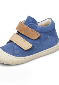 Modré semišové boty pro děti s dvěma hnědými suchými zipy, kulatou špičkou, bílou texturovanou gumovou podrážkou a béžovým podšívkou uvnitř.