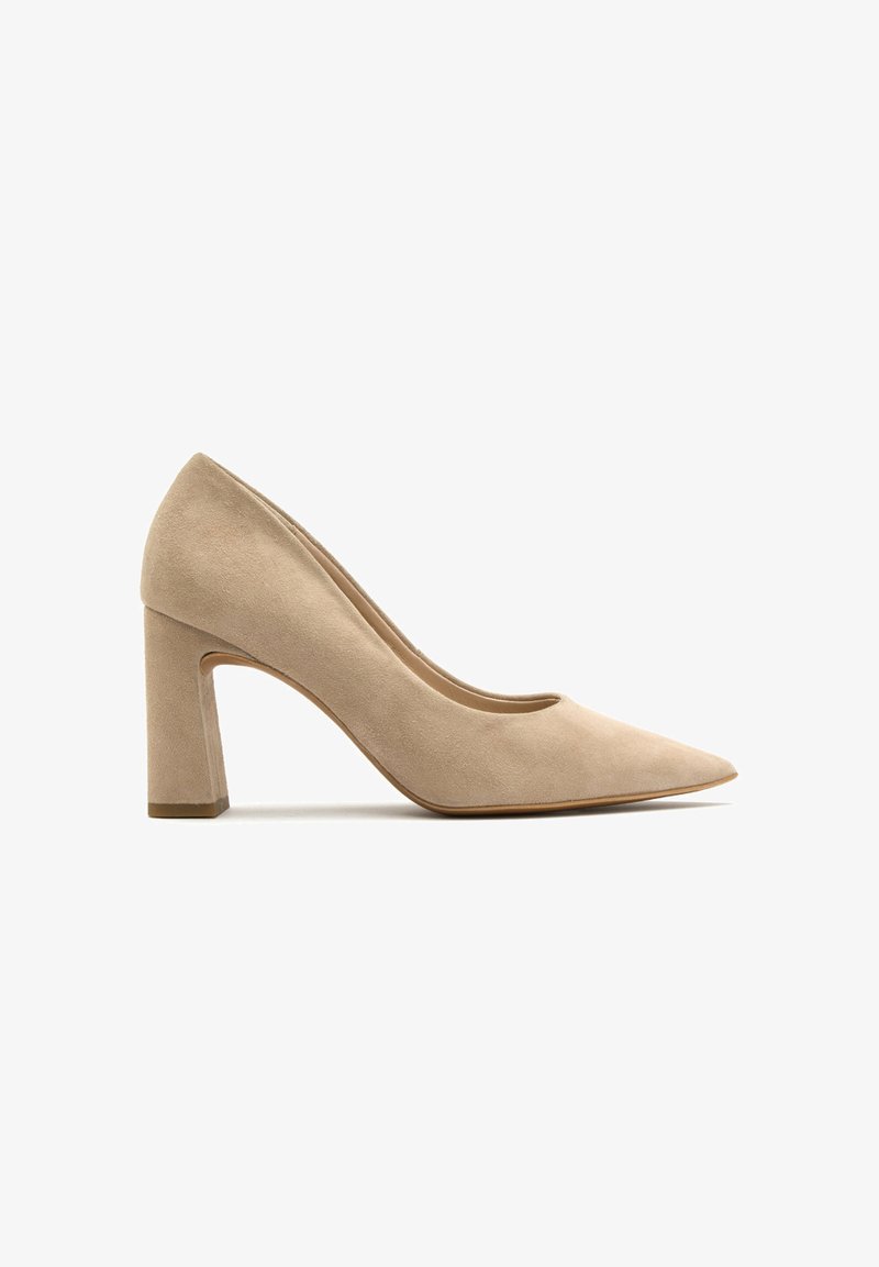 Beżowe zamszowe szpilki z szpiczastym noskiem i masywnym obcasem. Gładka tekstura i minimalistyczny design.