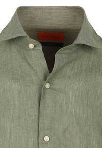 Groene linnen shirt met een klassieke kraag, een voorknopsluiting met witte knopen en een gladde textuur. Merk zichtbaar binnenin de kraag.