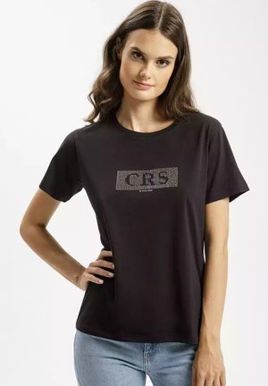 Czarny bawełniany T-shirt z krótkim rękawem z prostokątnym wzorem z kamieni ozdobnych z przodu, na którym widnieje napis "KORS" i "by Christopher."