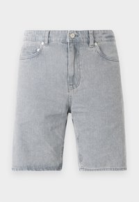 Lyse grå denimshorts med rett kutt, fem lommer, knappe-lukking og kontrasterende sømdetaljer.
