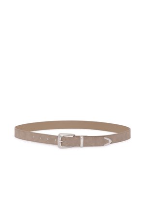 Ceinture en cuir marron clair avec boucle en métal argenté et bout pointu, posée à plat sur fond blanc.